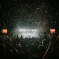 foto de palco de festivais de música mostrando também parte do público