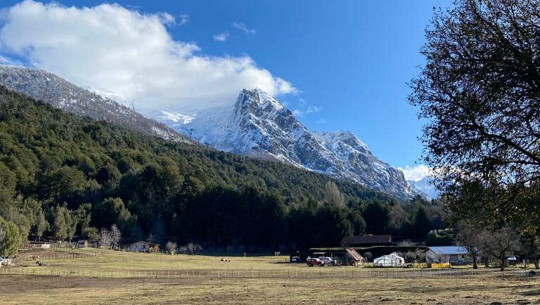 Bariloche, montanhas com neve no inverno argentino