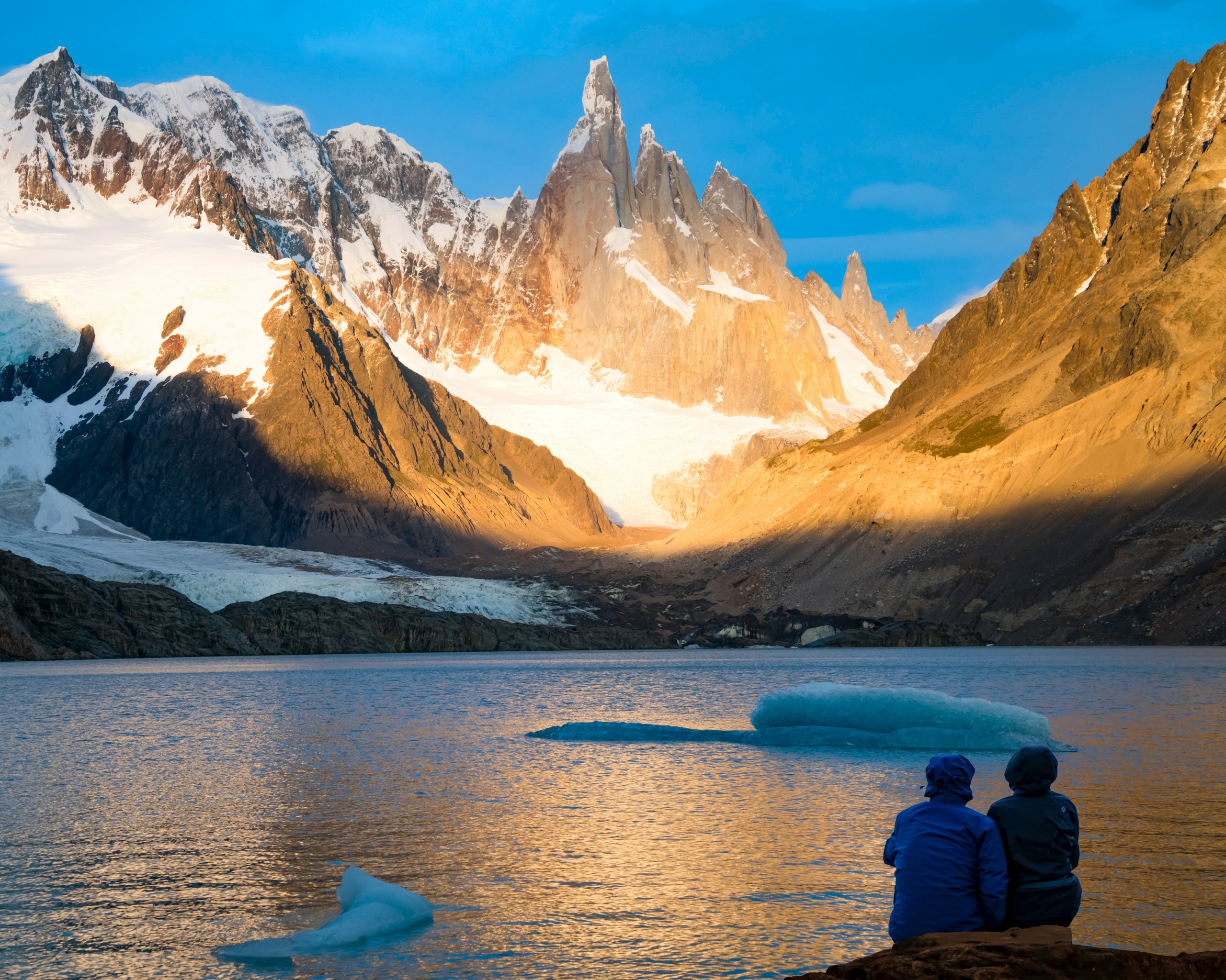 Casal apreciando a paisagem das montanhas na Patagonia
