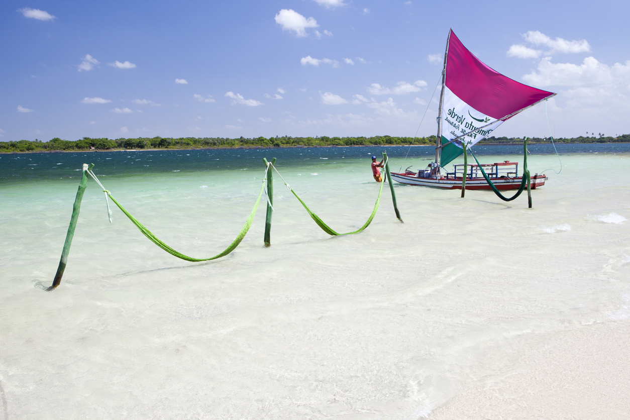 Praia de Jericoacoara com Pedra Furada ao pôr do sol vista do alto