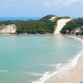Vista aérea da praia de Ponta Negra em Natal com o Morro do Careca ao fundo