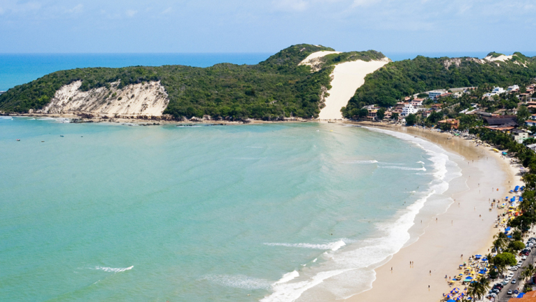 Vista aérea da praia de Ponta Negra em Natal com o Morro do Careca ao fundo