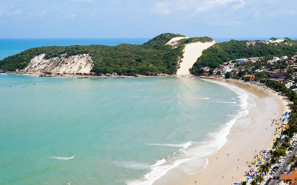 Vista aérea da praia de Ponta Negra em Natal com o Morro do Careca ao fundo